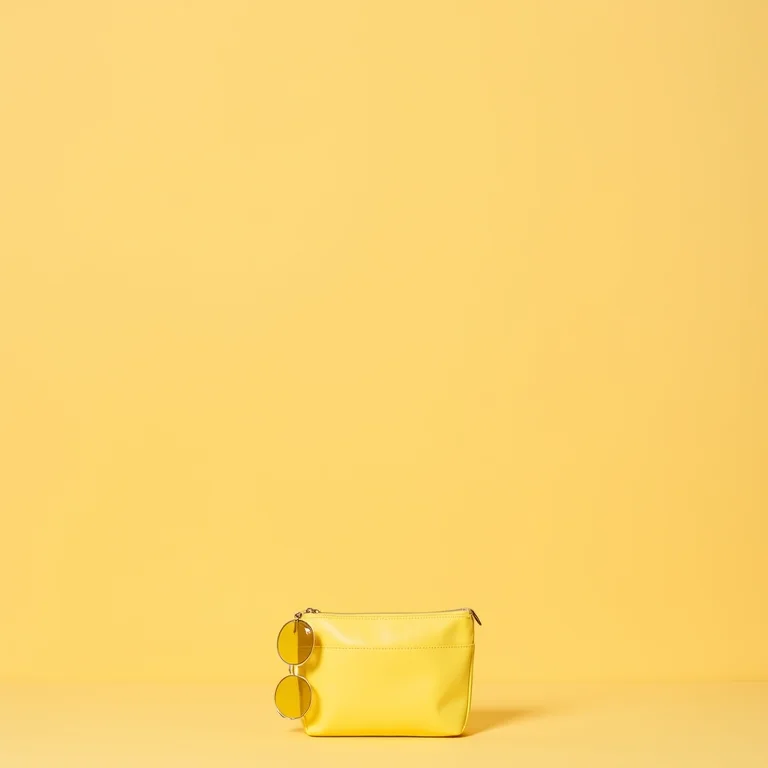 Acessórios amarelos dispostos em um flat lay editorial