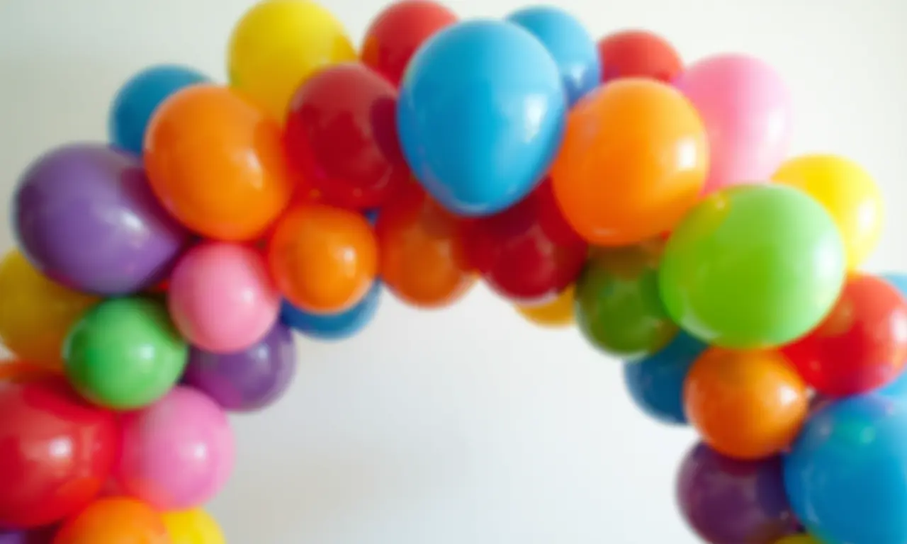 Balões Pic Pic em arco desconstruído colorido.