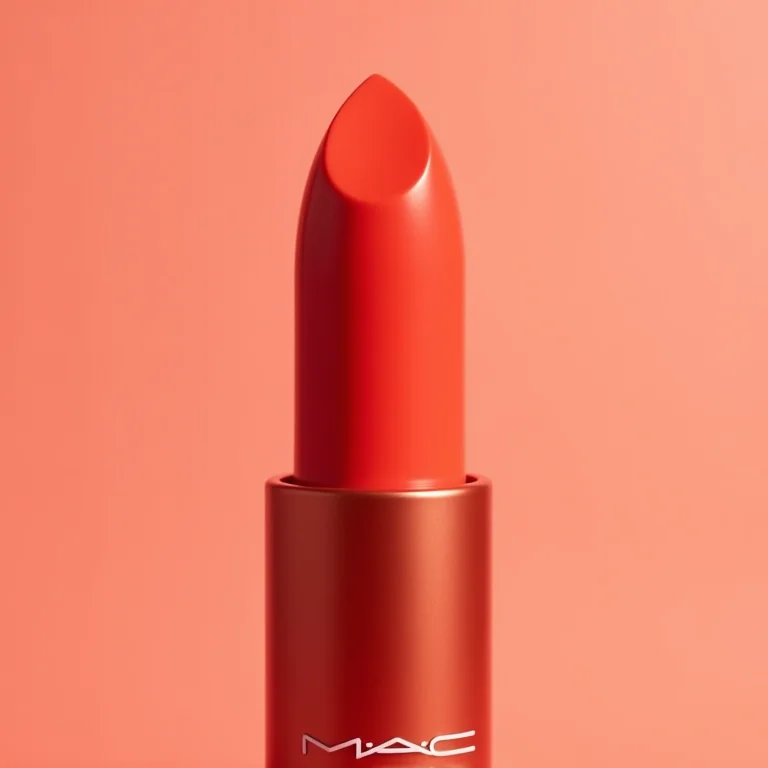 Batom laranja avermelhado da MAC em close-up