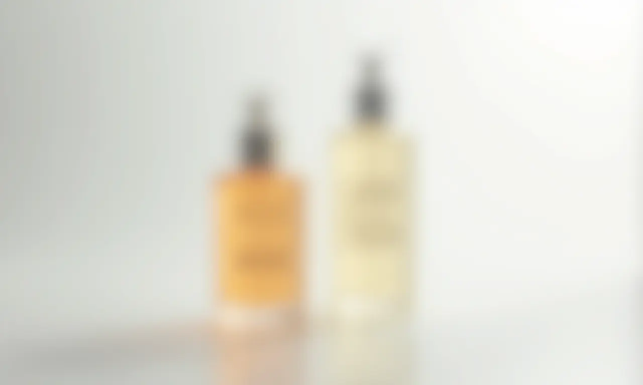 Diferença entre a embalagem da essência facial e do tônico.