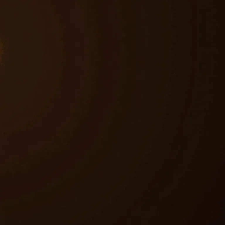 Homem hidratando sapato de couro com condicionador