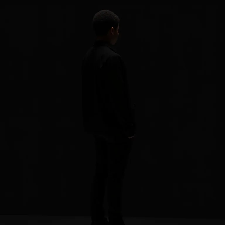 Look all black com calça chino preta.