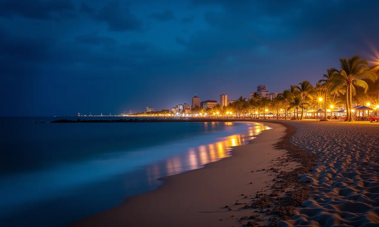 Orla de Fortaleza à noite com restaurantes iluminados.