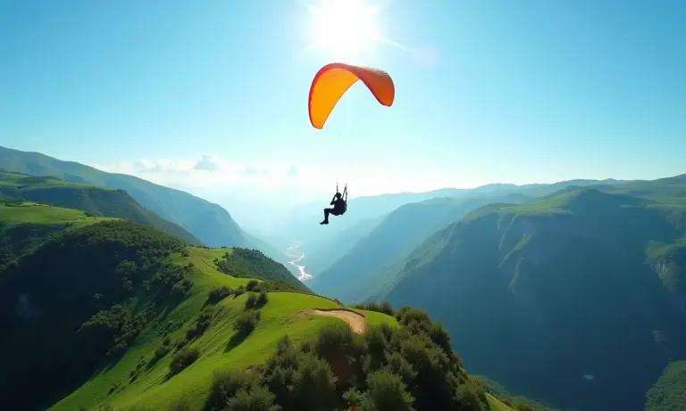 Paraglider voando sobre montanhas em São Pedro, aventura e paisagens exuberantes.