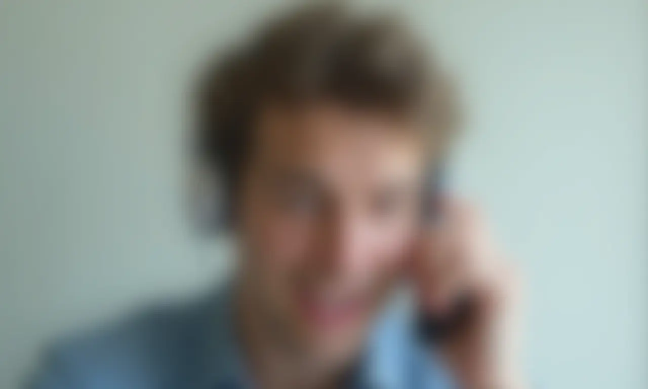 Pessoa recebendo uma chamada a cobrar e hesitando em aceitar.