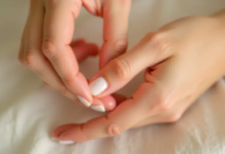 Mãos femininas aplicando óleo de cutícula para unhas saudáveis