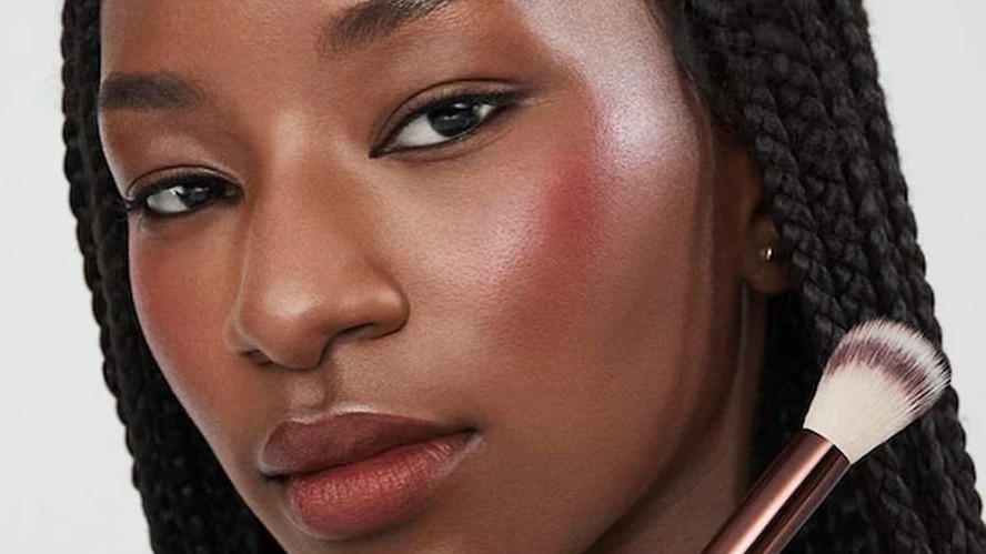 Pele Madura Radiante: Blush Cremoso com Partículas Refletoras para um Viço Jovial - inspiração 3