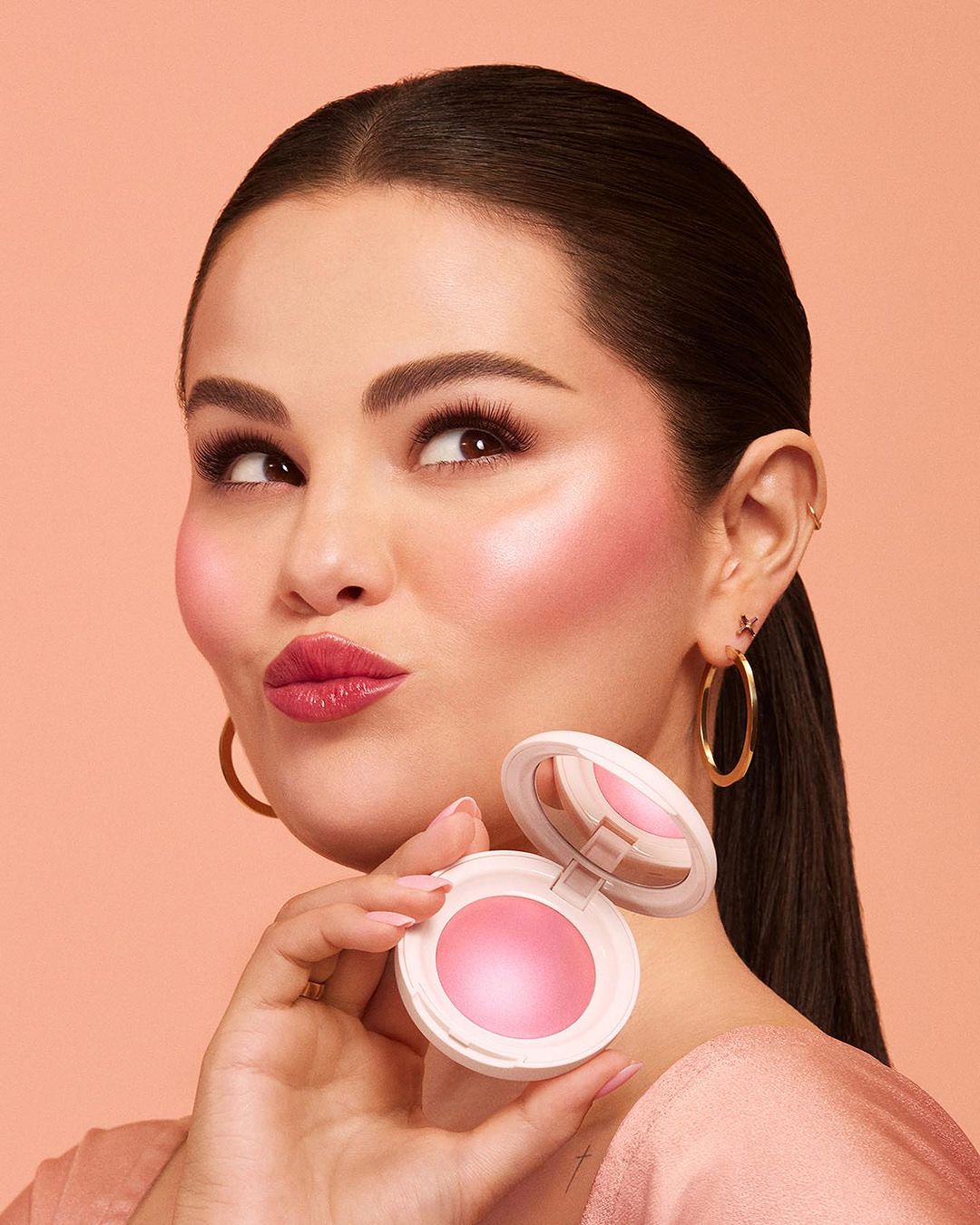 Blush em Pó com Brilho para um Toque Glamouroso - inspiração