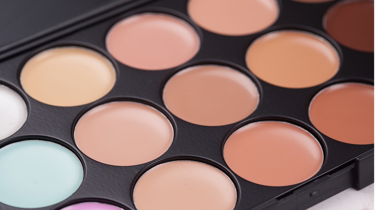 Corretivo Colorido: Neutralizando Imperfeições com Precisão - detalhe