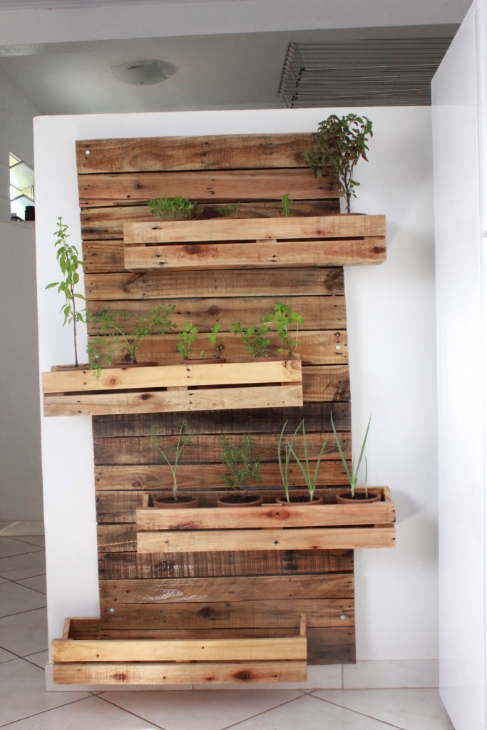 Canteiro Elevado com Pallets: Acesso Facilitado e Estilo Industrial - detalhe
