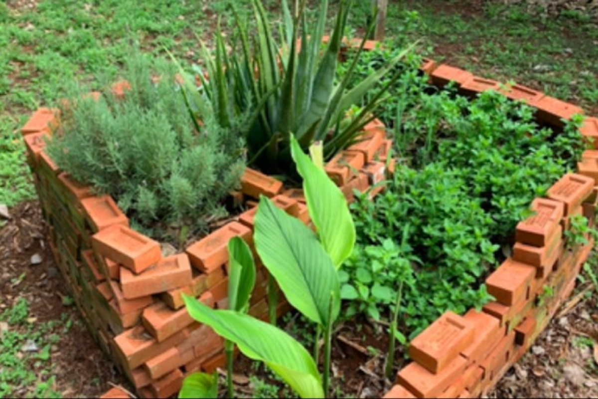 Horta em Espiral de Tijolos Ecológicos: Otimização de Espaço e Beleza Circular - inspiração