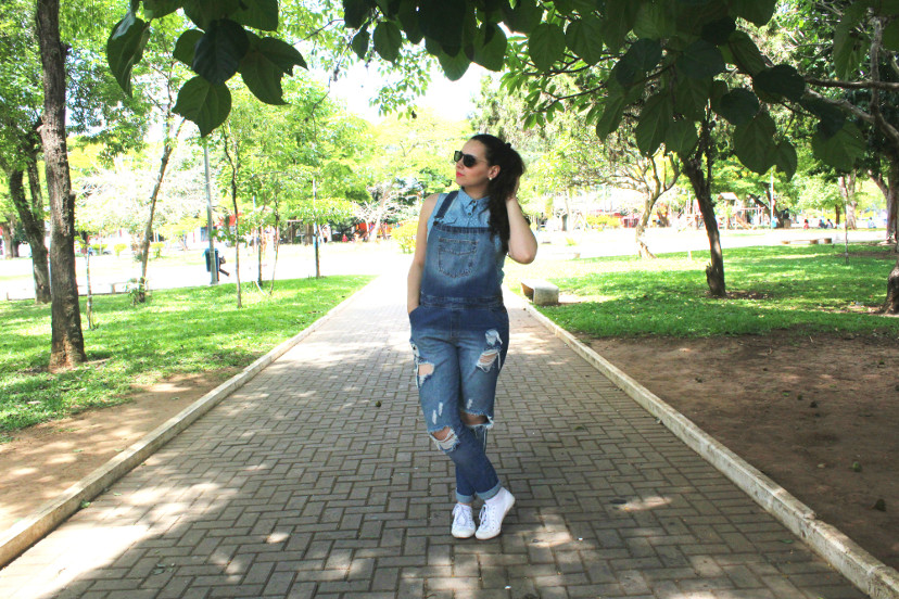 Macacão Jeans e Bota: Combinação Perfeita Para um Visual Poderoso - inspiração 1