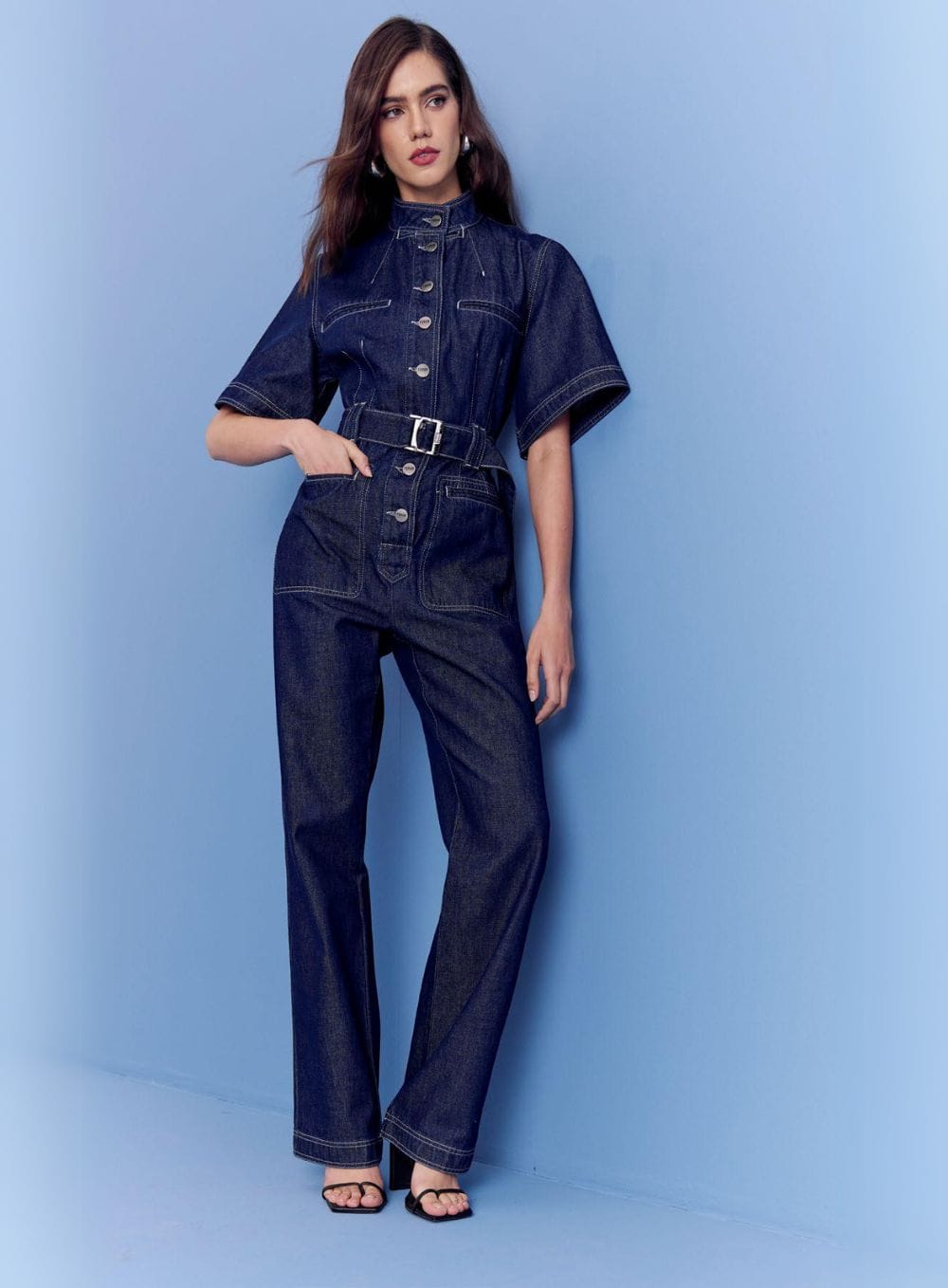 Macacão Jeans e Bota: Combinação Perfeita Para um Visual Poderoso - inspiração 3