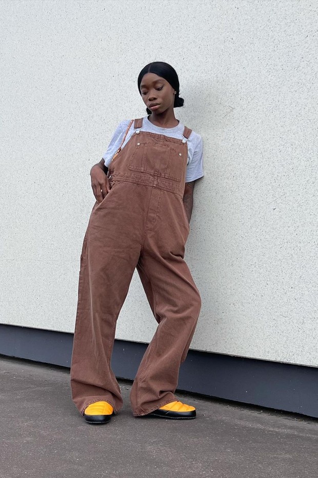 Macacão Jeans e Cinto Marcante: Valorize a Silhueta! - inspiração 3