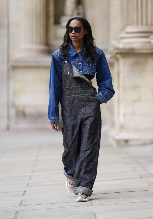 Macacão Jeans Customizado com Patchwork: Uma Explosão de Criatividade - inspiração 1