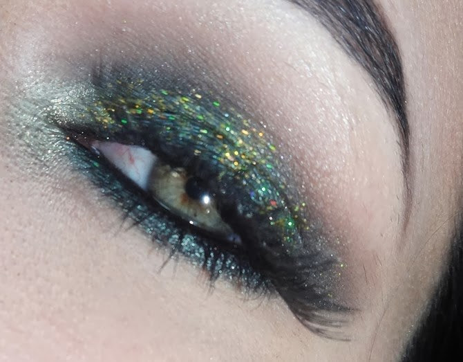 Smokey Eye Esmeralda: Uma Explosão de Cor e Brilho - detalhe