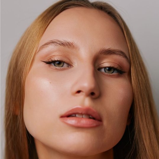 Frescor e Leveza: Olhos Castanhos com Sombra Pêssego e Dourado Rosê - inspiração 1