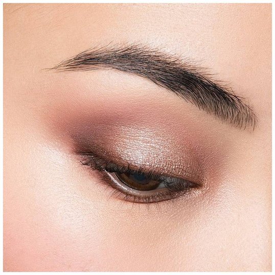 Elegância Noturna: Olhos Castanhos e Delineado Azul Cobalto - inspiração 2