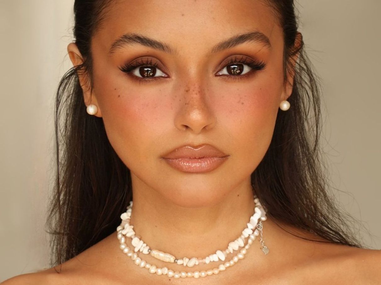 Elegância Noturna: Olhos Castanhos e Delineado Azul Cobalto - inspiração 3