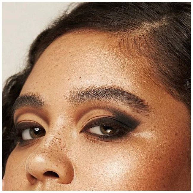 Vibrante e Ousado: Olhos Castanhos com Sombra Roxa Metalizada - inspiração 1