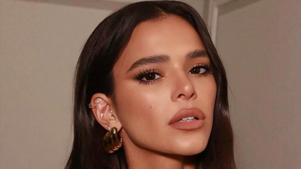 Vibrante e Ousado: Olhos Castanhos com Sombra Roxa Metalizada - inspiração 2