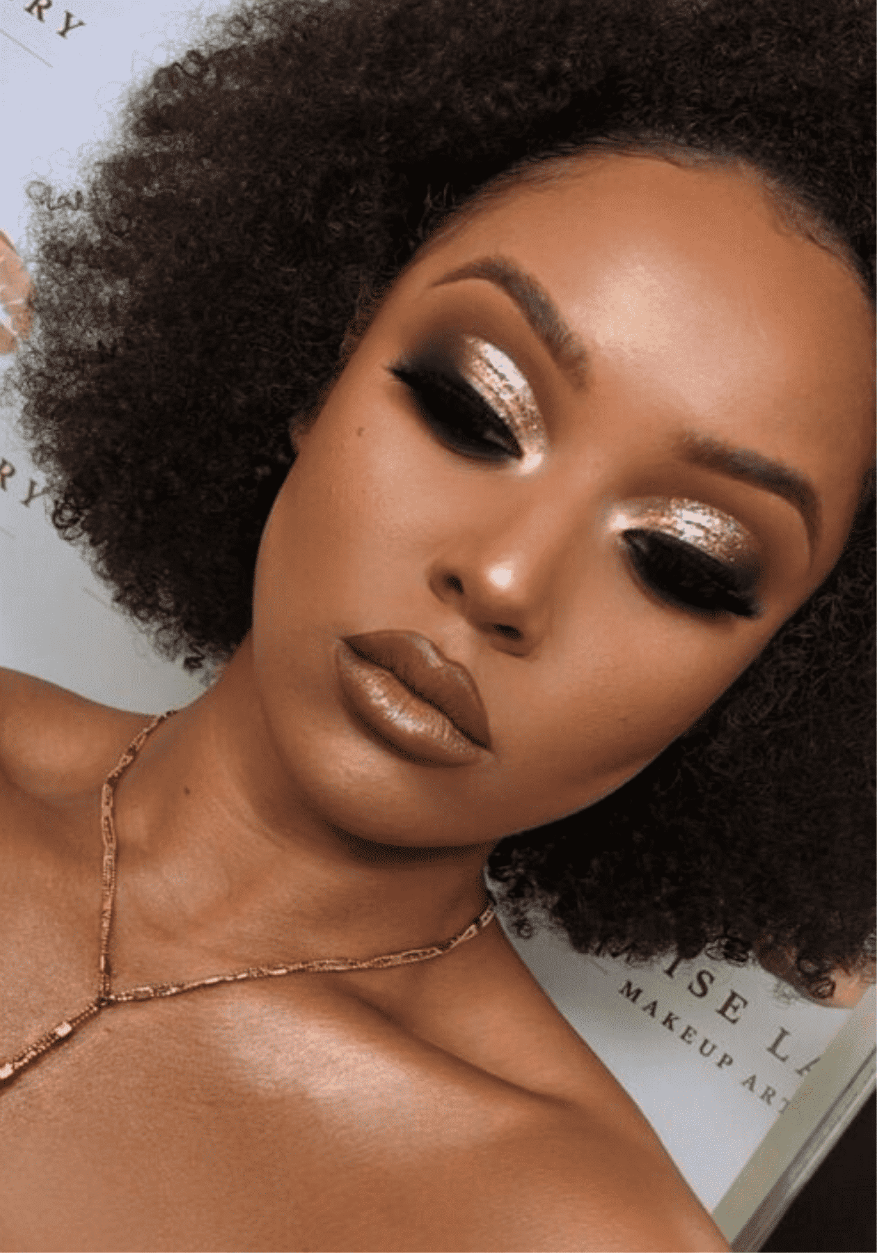 Sutileza Sofisticada: Olhos Castanhos com Maquiagem Nude - inspiração 3