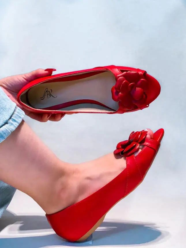 Bordados Vibrantes: Flores e Cores que Alegram Seus Passos - detalhe