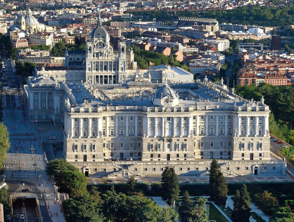 Madrid: o que ver, onde comer e como aproveitar a capital espanhola Palácio Real de Madrid