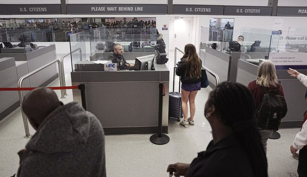 Limite da alfândega na volta dos EUA: quanto trazer sem imposto A U.S. Customs and Border Protection officer processes travelers arriving on international flights at Baltimore/Washington International Thurgood Mars