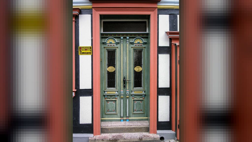 Batente de porta: o erro que estraga sua reforma (e como evitar) Front door in Wernigerode (Harz), Saxony-Anhalt, Germany