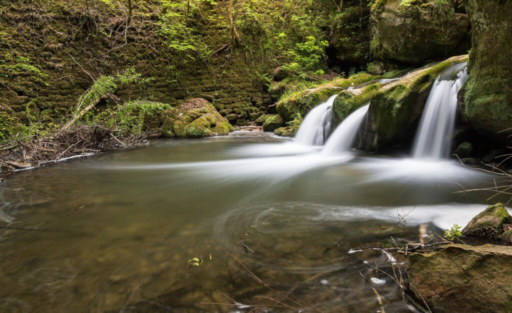 Schiessentümpel at the Black Ernz near Waldbillig, LuxembourgThe Schiessentümpel (also known as Schéissendëmpel) is a picturesque waterfall in the Mül