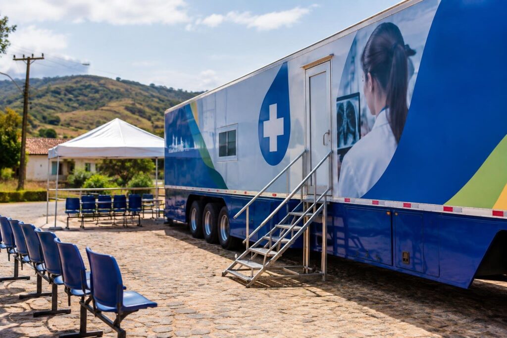 Carlos Jordy promete 20 carretas para exames no interior do Rio Carreta médica azul estacionada em área externa, com escada de acesso e cadeiras azuis alinhadas próximas, em ambiente rural com morros ao fundo sob céu claro.