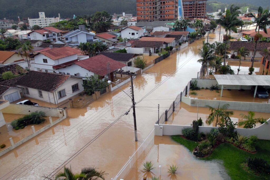 Chuvas deixam mais de 900 desalojados em Santa Catarina Chuvas deixam mais de 900 desalojados em Santa Catarina