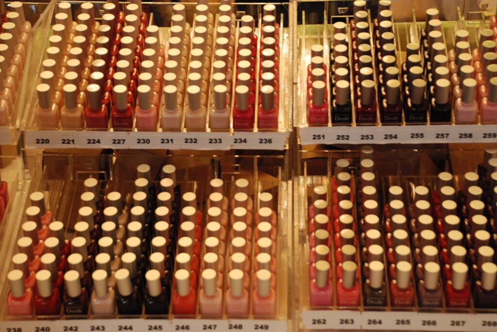 Cinco cores de esmalte para usar na primavera, dos tons suaves aos vibrantes Cinco cores de esmalte para usar na primavera, dos tons suaves aos vibrantes