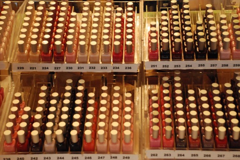 Cinco cores de esmalte para usar na primavera, dos tons suaves aos vibrantes