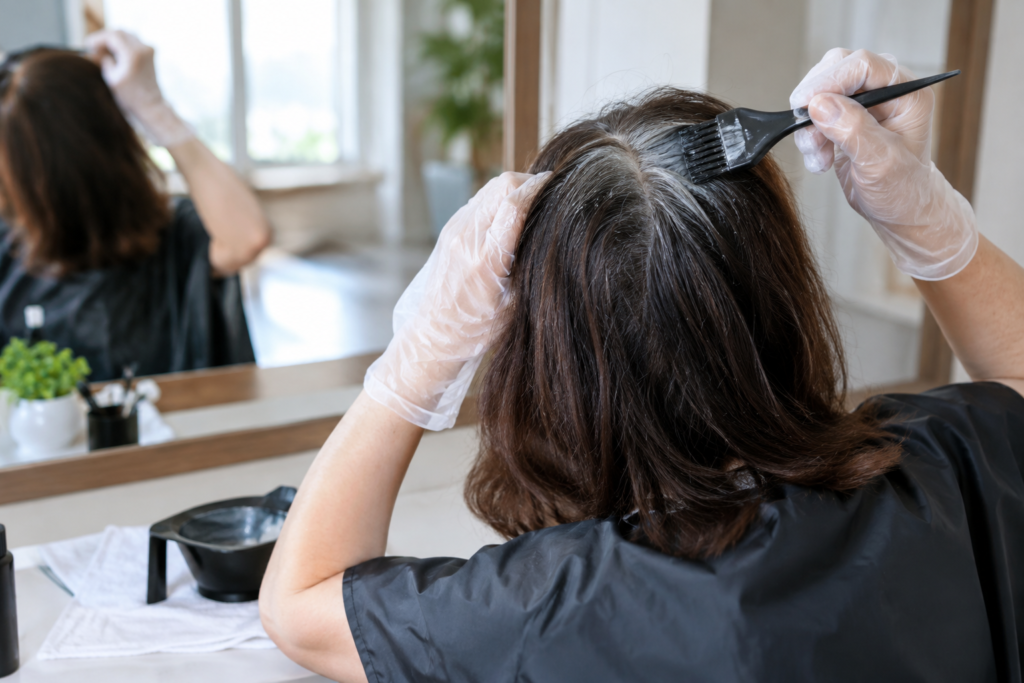 Como pintar cabelos brancos em casa e conservar a cor por mais tempo