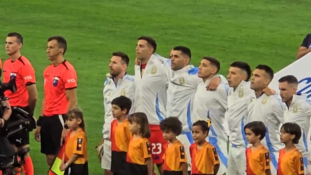 Enzo Fernández chama atenção com look colorido na seleção argentina Enzo Fernández chama atenção com look colorido na seleção argentina