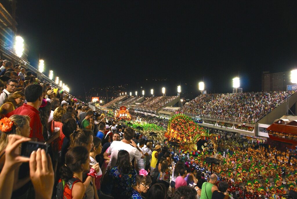 Jade Picon usou um conjunto branco de pedrarias no Carnaval de 2025, na Marquês de Sapucaí.