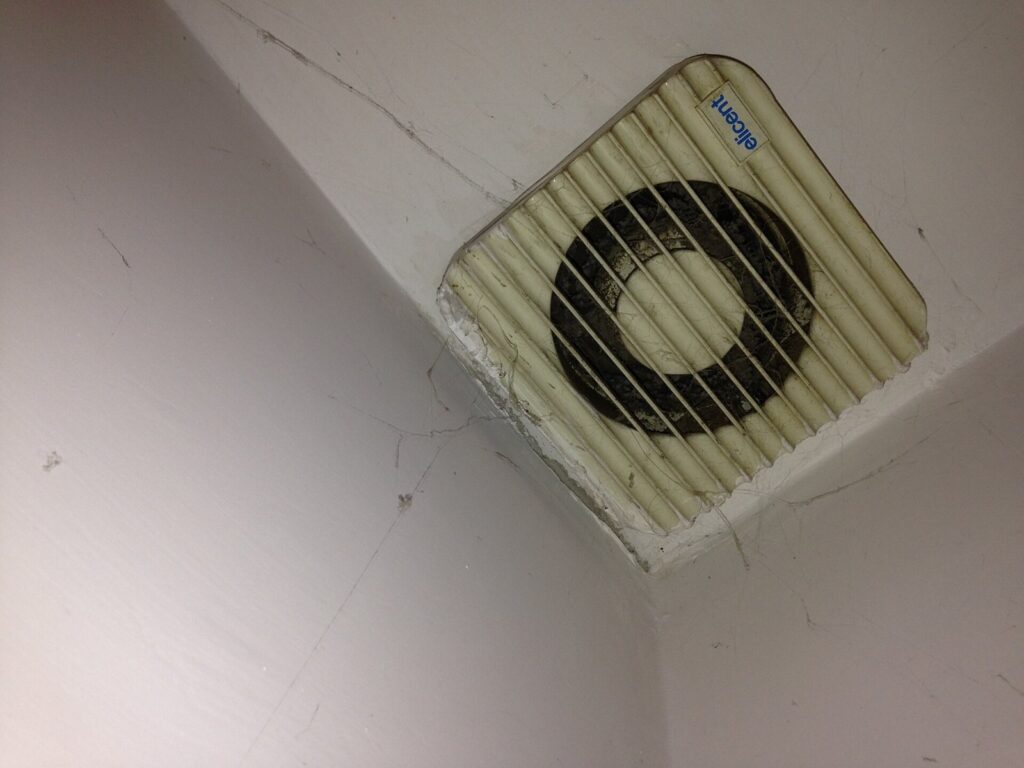 Grelha do exaustor suja pode favorecer mofo no teto do banheiro Grelha do exaustor suja pode favorecer mofo no teto do banheiro