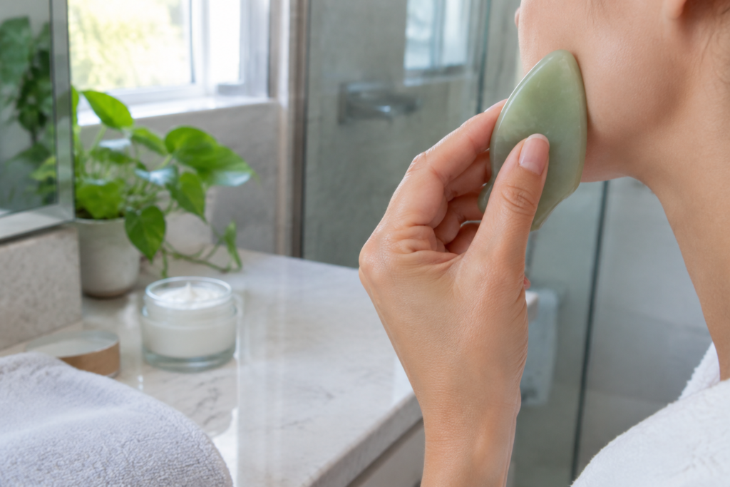 Gua sha pode aliviar inchaço leve do rosto, mas efeito é temporário