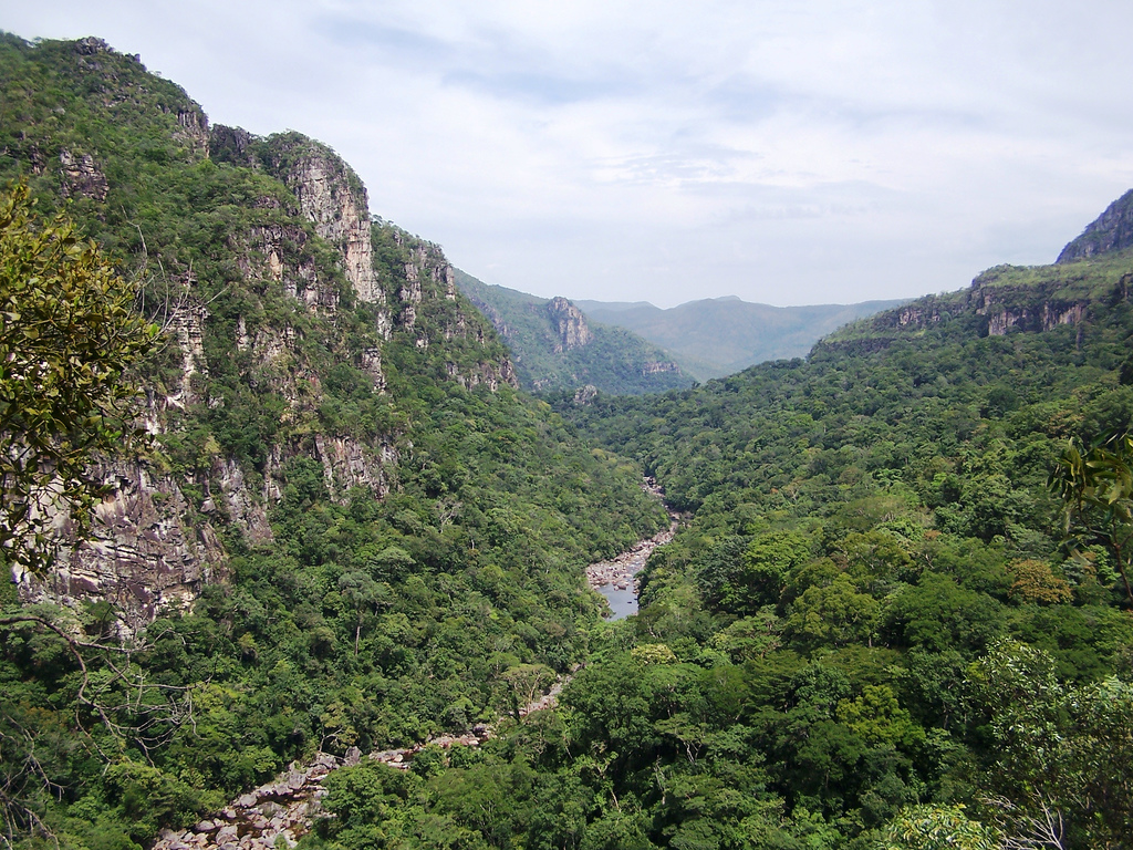 A Chapada dos Veadeiros é citada como destino associado ao glamping.