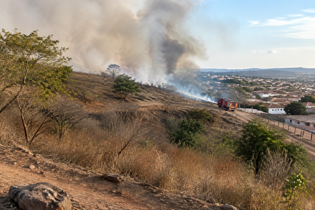Incêndio atinge vegetação na área urbana de Caetité, na Bahia Incêndio atinge vegetação na área urbana de Caetité, na Bahia