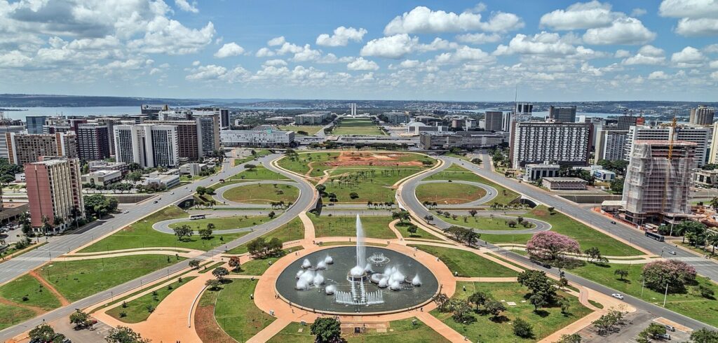 Jardim na CASACOR Brasília usa plantas do Cerrado e telhas reaproveitadas Brasília