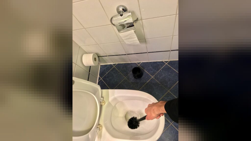 Mistura com água oxigenada e bicarbonato ajuda a remover sarro do banheiro Mistura com água oxigenada e bicarbonato ajuda a remover sarro do banheiro