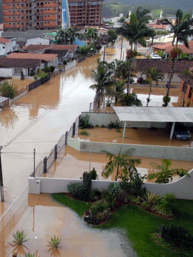 Chuvas deixam mais de 900 desalojados em Santa Catarina