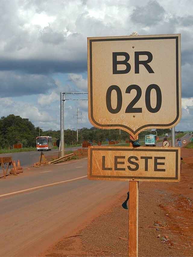 Colisão entre ônibus e carro funerário deixa dois mortos na BR-020, em Correntina