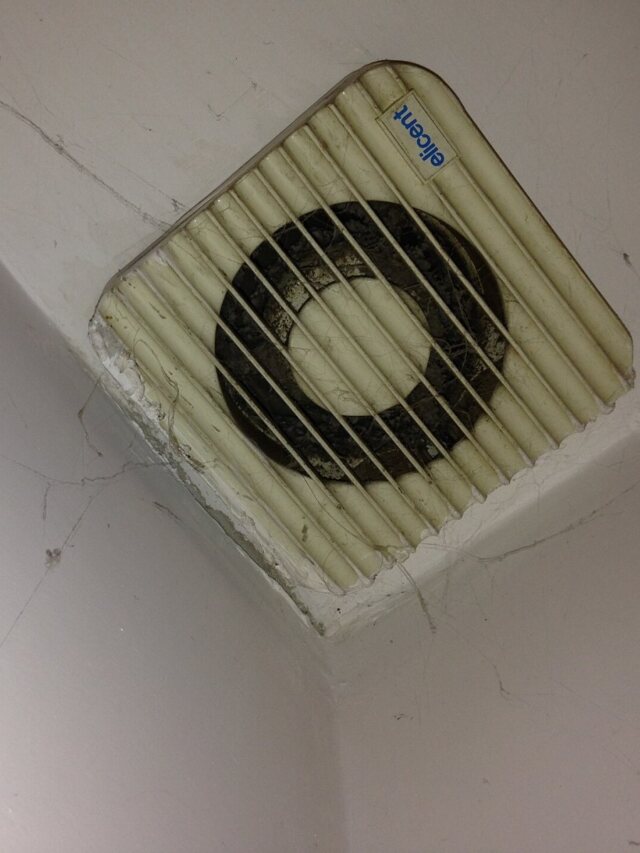 Grelha do exaustor suja pode favorecer mofo no teto do banheiro