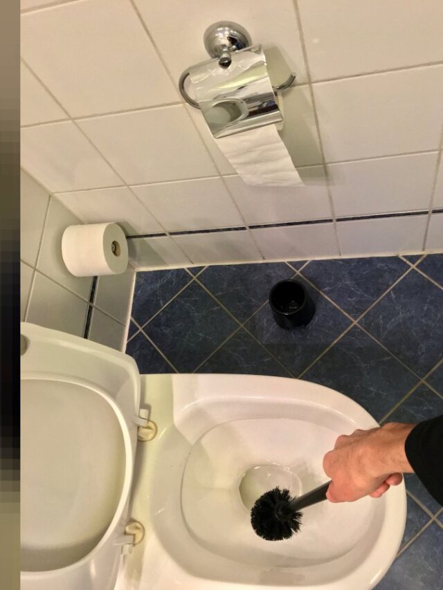 Mistura com água oxigenada e bicarbonato ajuda a remover sarro do banheiro